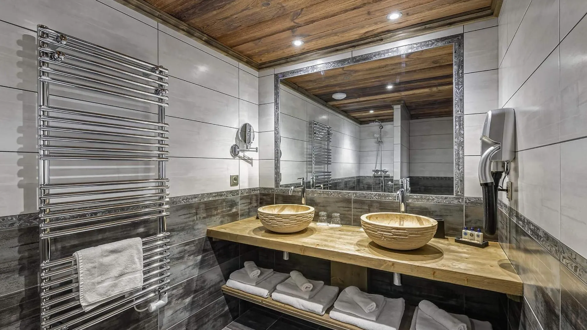 Chalet Elegant A Courchevel Le Praz Avec Spa, Cheminee Et Services Inclus - Fr-1-568-35 (Adults Only)